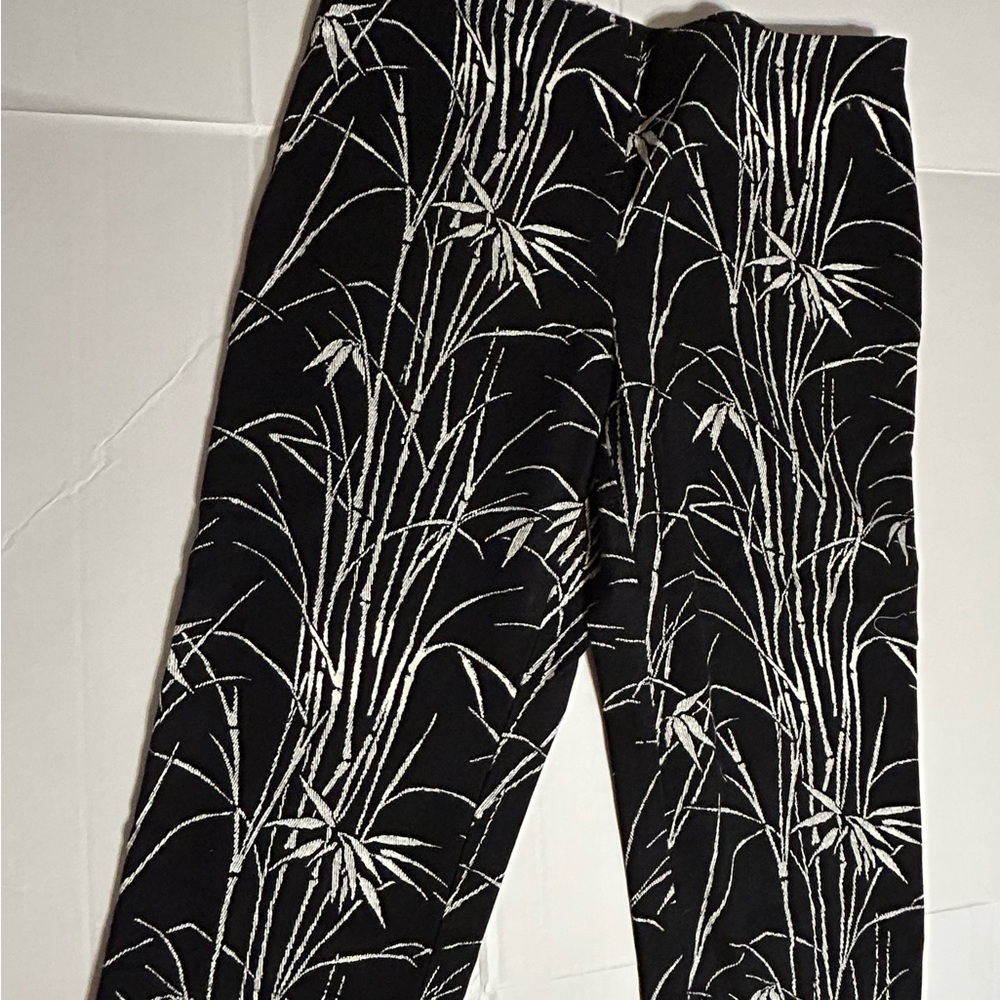EUC 16P Talbots Black and Cream Bamboo Print Capri Pants